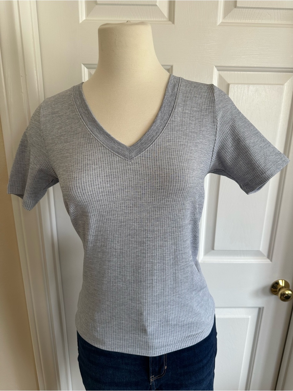 Athleta Light Gray Ribbed V-Neck Short Sleeve Tee